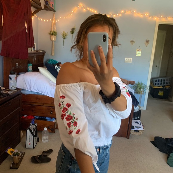 Hollister Flower Top - Picture 3 of 4